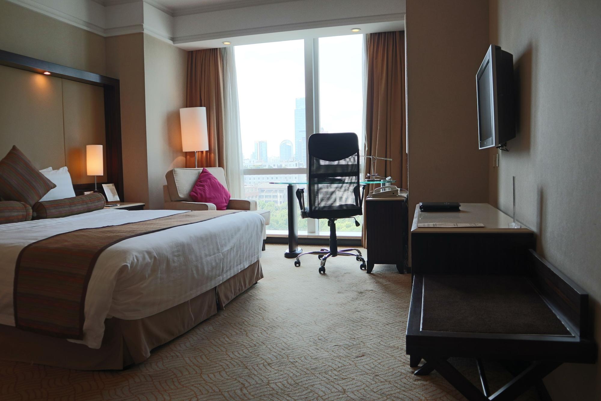 Howard Johnson Huaihai Hotel Shanghai Exterior photo