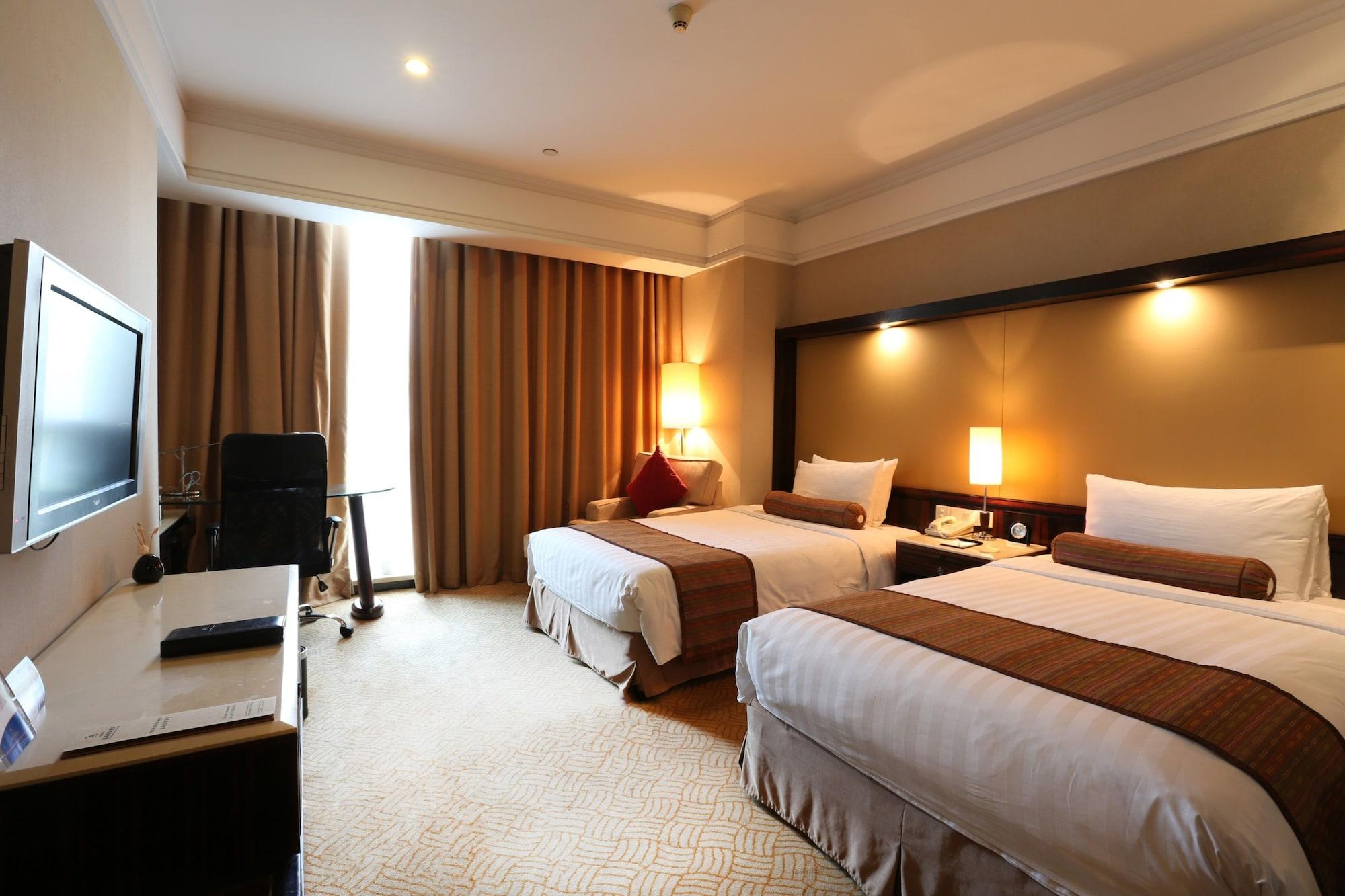 Howard Johnson Huaihai Hotel Shanghai Exterior photo
