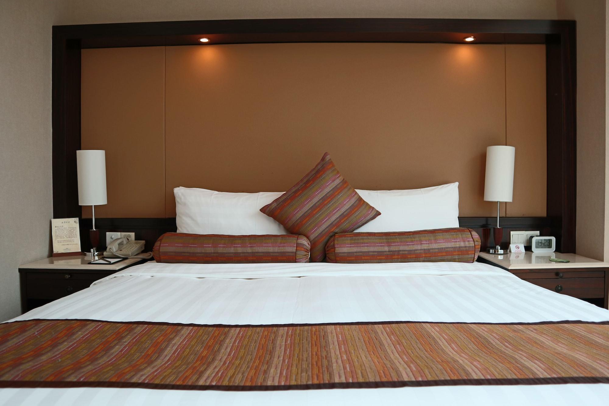 Howard Johnson Huaihai Hotel Shanghai Exterior photo