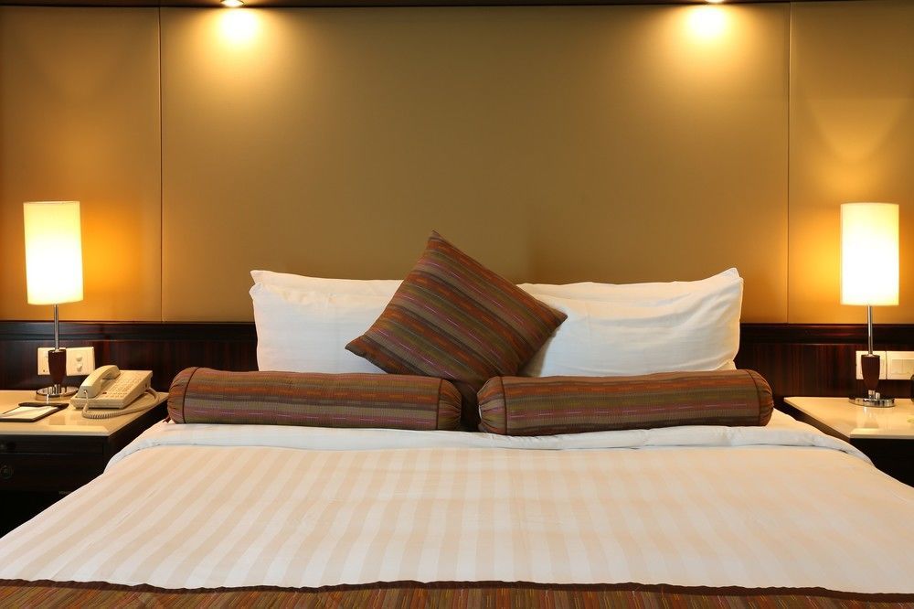Howard Johnson Huaihai Hotel Shanghai Exterior photo