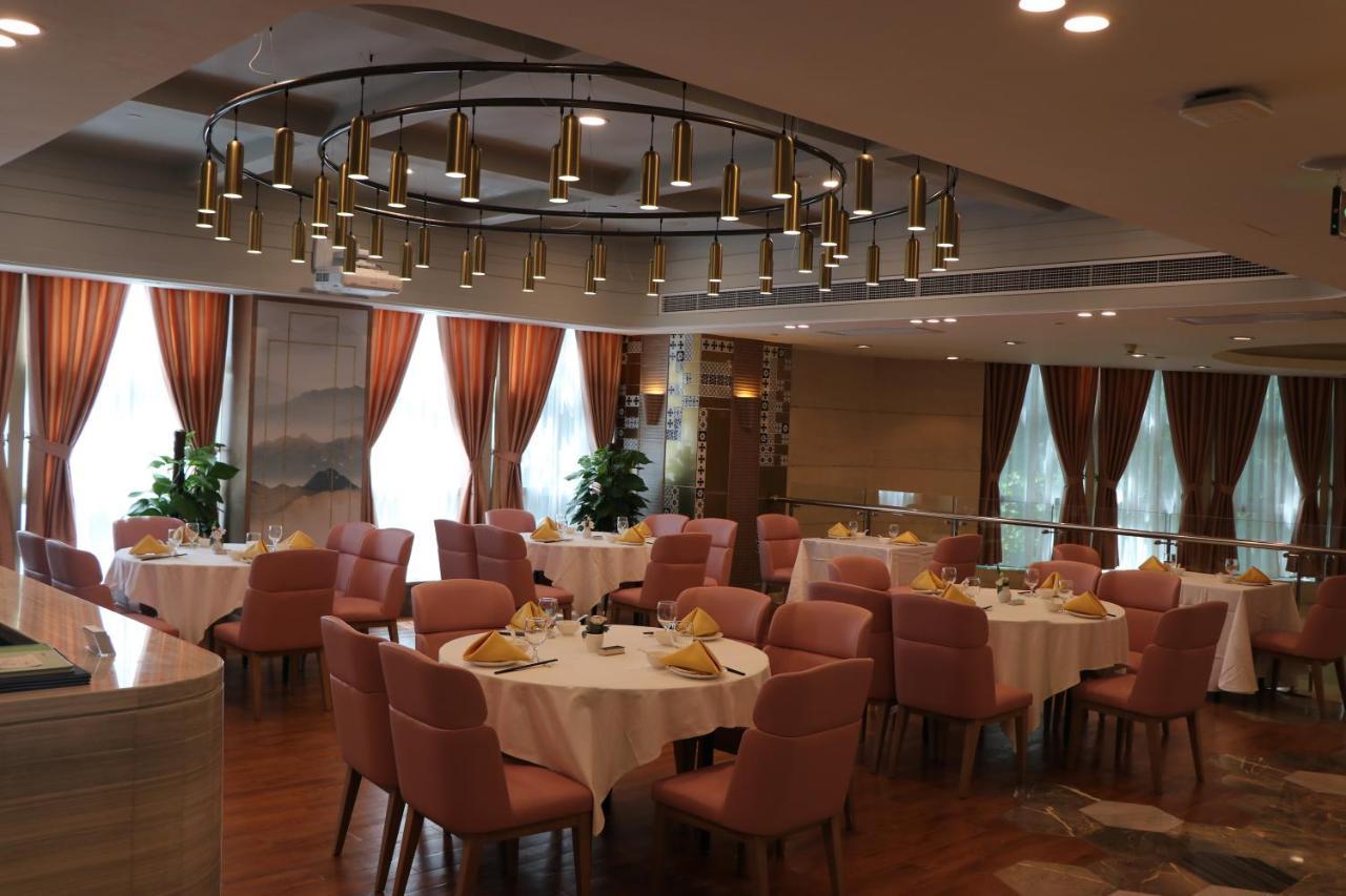 Howard Johnson Huaihai Hotel Shanghai Exterior photo